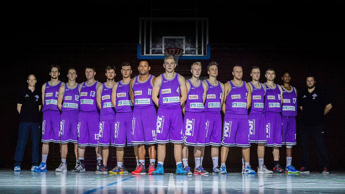 Die VfB Gießen Pointers vor dem Start in die Basketball-Regionalliga-Saison 2014/15 (v. l.): Co-Coach Jan Villwock, David Henke, Paul Schneider, Sebastian Rotaru, Alexander Göttker, Julian Pantke, Andre Boyd, Felix Strack, Tim Kraushaar, Henrik Schleth, Henry Volkert, Tobias Gansel, Felix Rotaru, Lucas Rumpf, Team-Manager Patrick Mouchard. Es fehlen Coach Oleg Rachmakow, Sven Schäfer. (Foto: Chris Kettner Fotodesign)